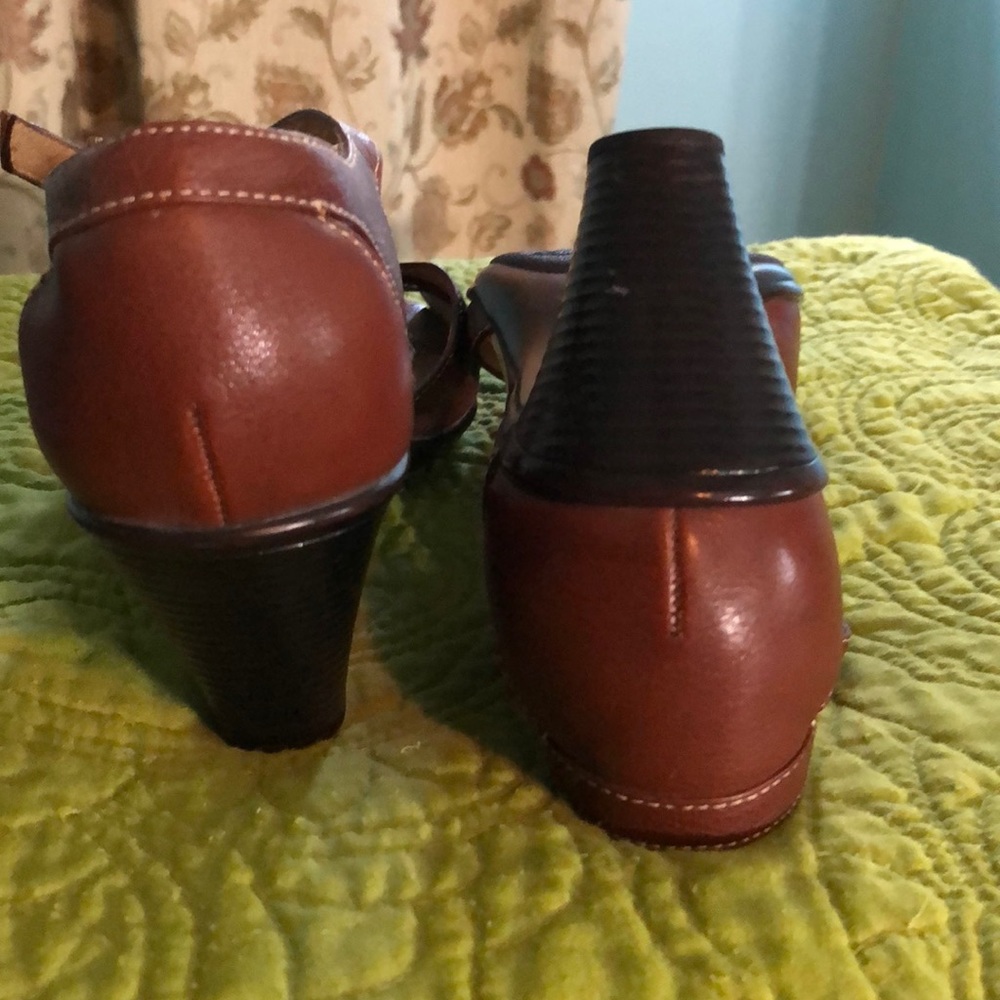Softspots Brown t-strap sandals - Picture 6 of 8